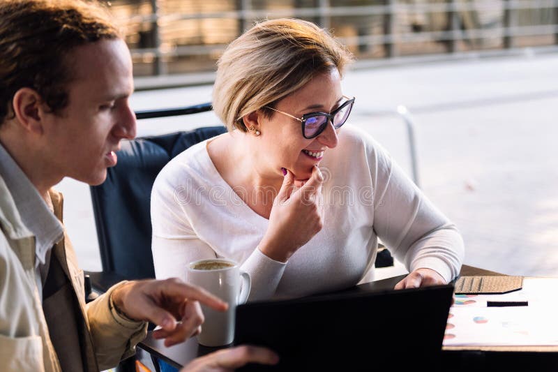 Frau und Mann, die zusammen Kaffee trinken lizenzfreie stockbilder