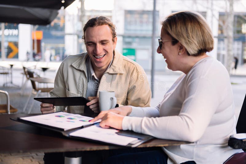 Frau und Mann, die zusammen Kaffee trinken stockbilder