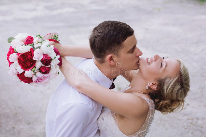 Frau und Männerbildnis Dame und Kerl draußen Hochzeitspaare in der Liebe, Nahaufnahmeporträt der jungen und glücklichen Braut und stockbilder Frau und Männerbildnis Dame und Kerl draußen Hochzeitspaare in der Liebe, Nahaufnahmeporträt der jungen und glücklichen Braut und stockbilder