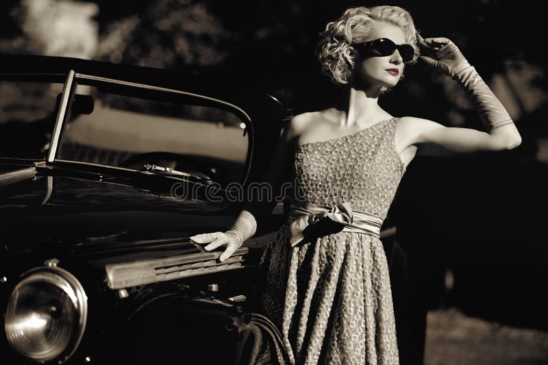 Frau und Retro Kabriolett stockfotos Frau und Retro Kabriolett stockfotos