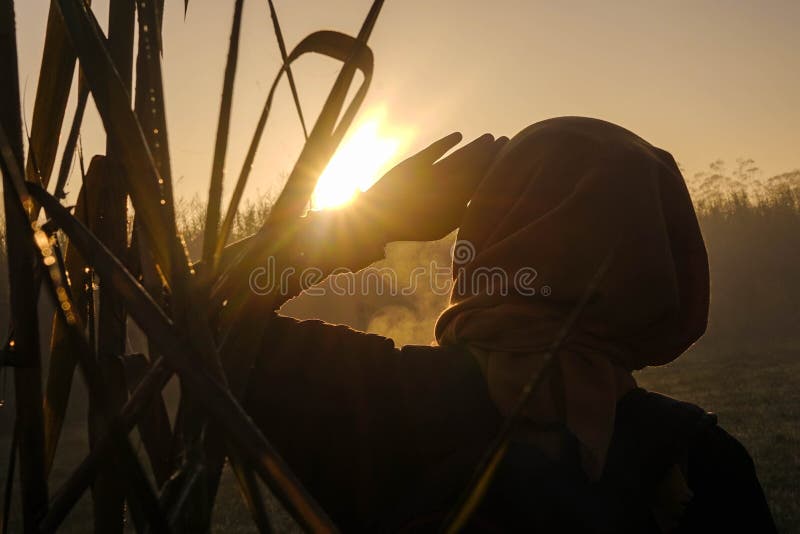 Frau und Sonnenaufgang in den rancaupas stockfoto Frau und Sonnenaufgang in den rancaupas stockfoto