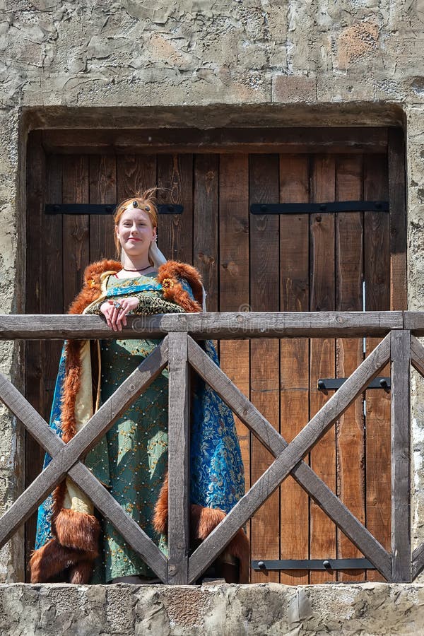 Frau Von Europa Mit Medievil Kleidung Vom 14 Jahrhundert Traditionelles Europa Kost M Redaktionelles Foto Bild Von Kost Traditionelles