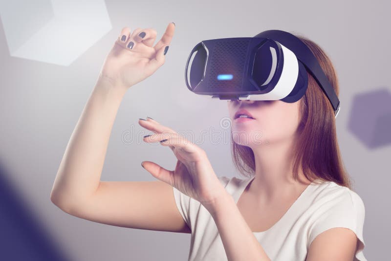 Frau in VR-Kopfhörer, der oben schaut und versucht, Gegenstände zu berühren
