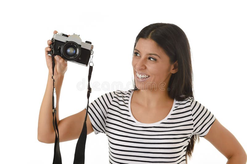 Frau, welche die Fotos aufwerfen das Lächeln glücklich unter Verwendung der kühlen Retro- und Weinlesefotokamera macht stockbild Frau, welche die Fotos aufwerfen das Lächeln glücklich unter Verwendung der kühlen Retro- und Weinlesefotokamera macht stockbild