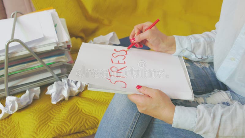 Frau Zeichnung auf weißem Papier Stress