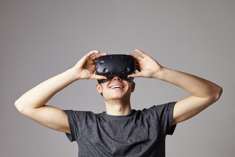 Frau zu Hause, die den Kopfhörer der virtuellen Realität spielt Spiel trägt
