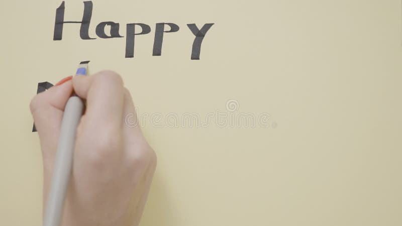 Frau übergibt wünschend guten Rutsch ins Neue Jahr auf einer Grußkarte mit einem starken Stift und dem Unterstreichen er -