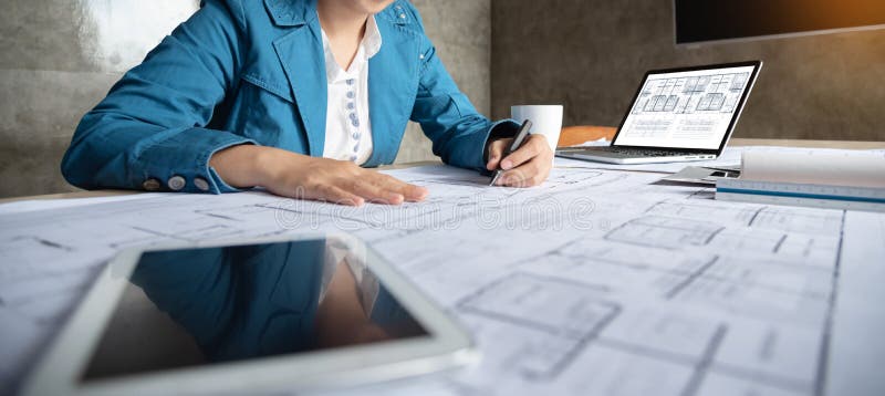 Frauen-Architektendesignerzeichnung auf Plänen lizenzfreie stockfotos