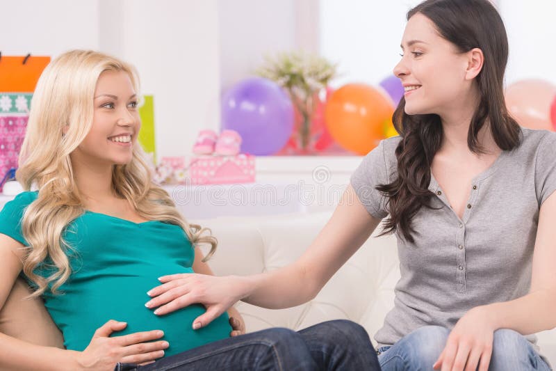 Frauen auf Babyparty. lizenzfreie stockbilder Frauen auf Babyparty. lizenzfreie stockbilder