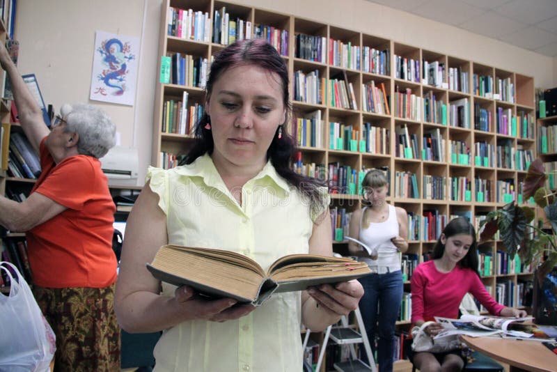 Frauen in den Büchern der öffentlichen Bibliothek Lese