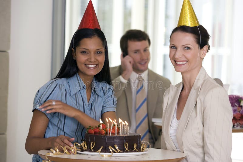 Frauen an der Büroparty lizenzfreies stockfoto Frauen an der Büroparty lizenzfreies stockfoto