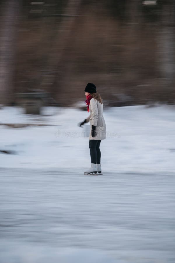 Frauen, die auf Eis Palanga, Litauen, Europa - Feb eislaufen 25, 2018