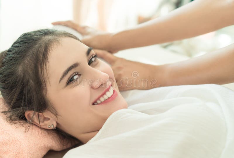 Frauen, die beim ihren Arm erhalten massiert lächeln stockbild Frauen, die beim ihren Arm erhalten massiert lächeln stockbild