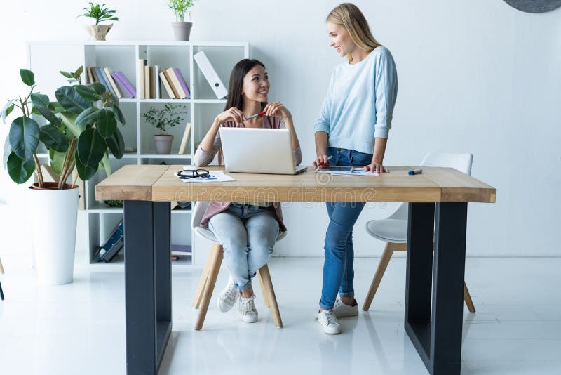 Frauen, die, Büroinnenraum zusammenarbeiten Zwei weibliche Kollegen im Büro lizenzfreie stockbilder Frauen, die, Büroinnenraum zusammenarbeiten Zwei weibliche Kollegen im Büro lizenzfreie stockbilder