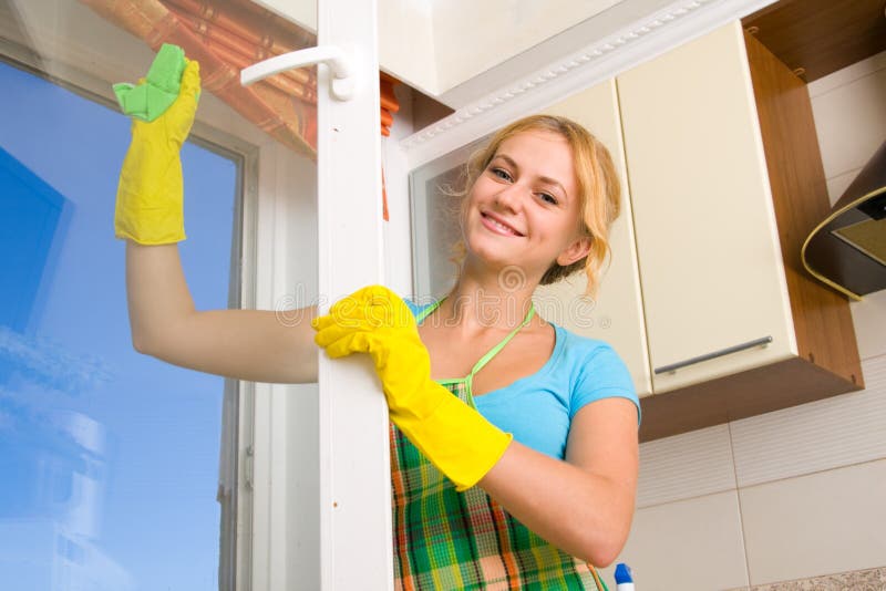 Frauen, die ein Fenster säubern stockbilder