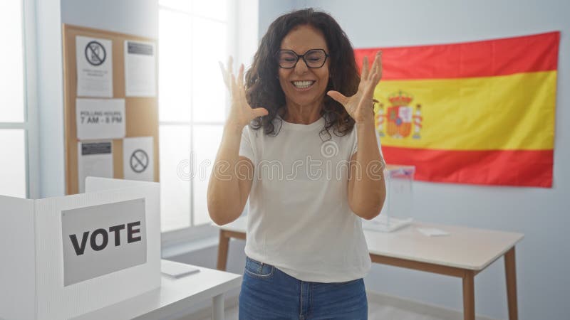 Frauen, die in einem Wahlsaal mit einer spärlichen Flagge wählen, was Aufregung und Freude ausdrückt lizenzfreies stockfoto