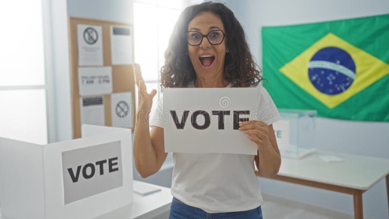 Frauen, die an einer brasilianischen Wahlschule abstimmen, mit Flaggen und Hintergründen, die auf eine aktive Teilnahme an stockfotos