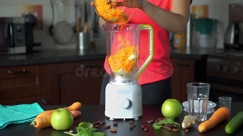Karotten Und Äpfel in Einen Mixer Schneiden Stock Footage - Video von  smoothie, kochen: 156063908
