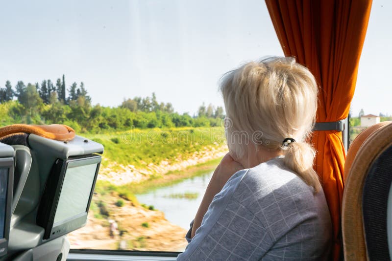 Frauen, die mit einem Bus oder Zug reisen lizenzfreies stockfoto Frauen, die mit einem Bus oder Zug reisen lizenzfreies stockfoto