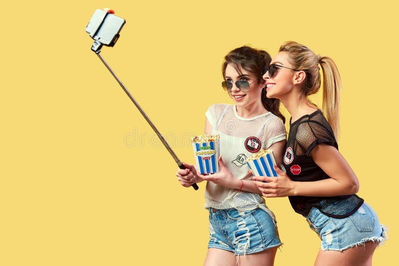 Frauen, die selfie mit Popcorn nehmen lizenzfreies stockbild Frauen, die selfie mit Popcorn nehmen lizenzfreies stockbild