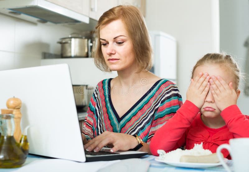 Frauen, Die Von Zu Hause Aus Arbeiten, Kleine Tochter, Die