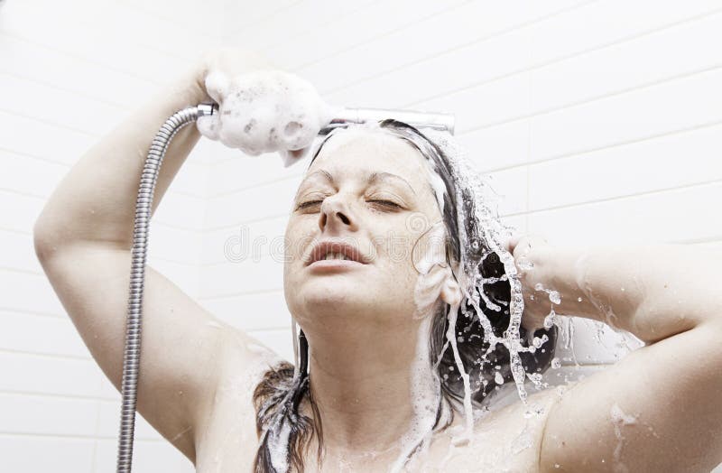 Frauen-Duschen stockfoto. Bild von sonderkommando, schön - 53670336