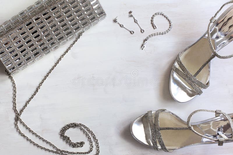 Frauen eingestellt von den Mode-Accessoires in der silbernen Farbe lizenzfreies stockfoto Frauen eingestellt von den Mode-Accessoires in der silbernen Farbe lizenzfreies stockfoto