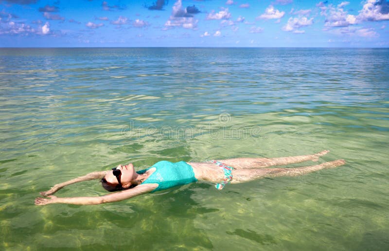 Frauen-Entspannungsc$schwimmen in Ozean stockfotos Frauen-Entspannungsc$schwimmen in Ozean stockfotos