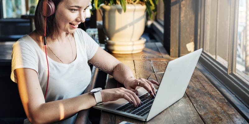 Frauen-Frauen-Verbindungs-Digital-Gerät-Internet-Konzept stockbild Frauen-Frauen-Verbindungs-Digital-Gerät-Internet-Konzept stockbild