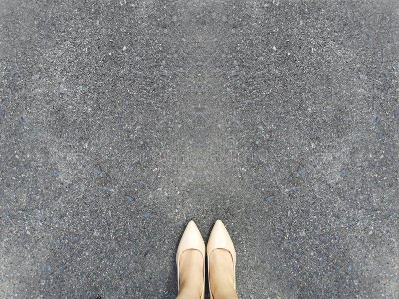 Frauen-Fuß und Beine auf Betonstraße, schöne Schuh-Draufsicht Selfie Schuhen der Fuß-in Mode von den nackten hohen Absätze, die a