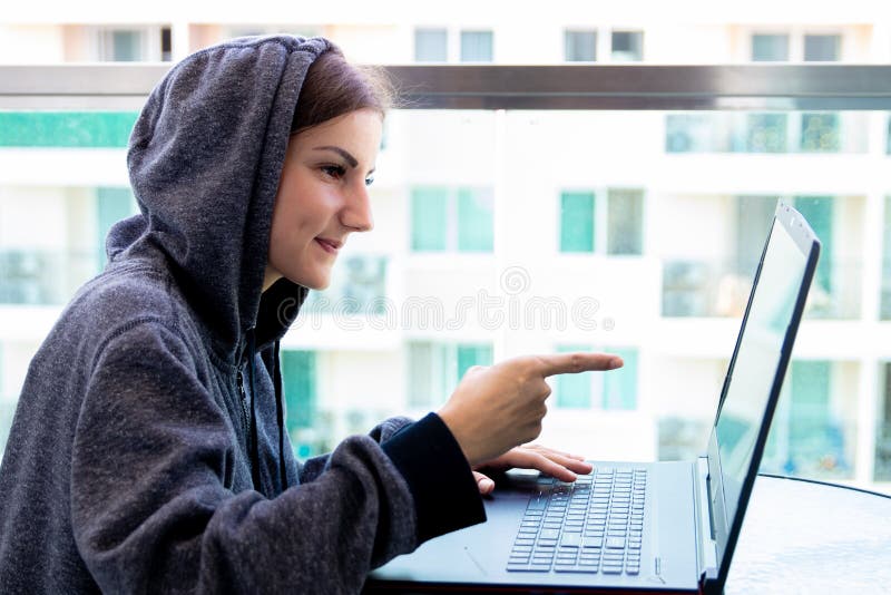 Frauen-Hackerprogrammierer arbeitet an Computer in der Internetsicherheitsmitte, die mit Bildschirmen gefüllt wird lizenzfreie stockfotos