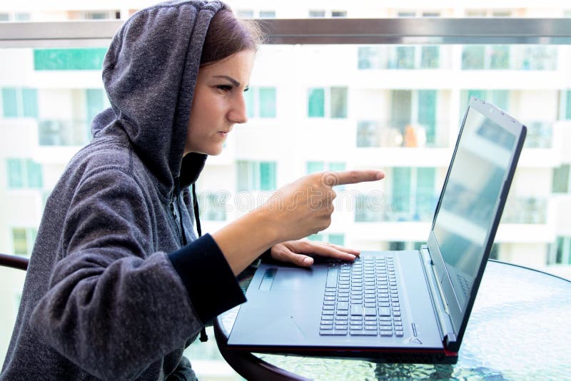 Frauen-Hackerprogrammierer arbeitet an Computer in der Internetsicherheitsmitte, die mit Bildschirmen gefüllt wird lizenzfreies stockbild