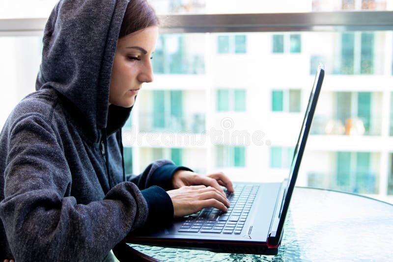 Frauen-Hackerprogrammierer arbeitet an Computer in der Internetsicherheitsmitte, die mit Bildschirmen gefüllt wird stockfotografie