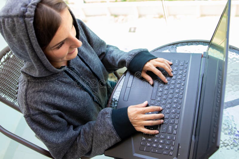 Frauen-Hackerprogrammierer arbeitet an Computer in der Internetsicherheitsmitte, die mit Bildschirmen gefüllt wird lizenzfreies stockfoto