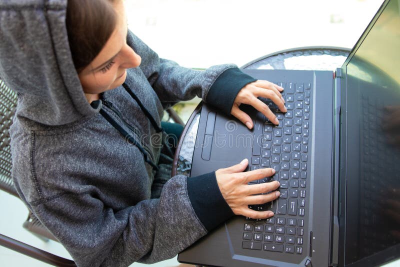 Frauen-Hackerprogrammierer arbeitet an Computer in der Internetsicherheitsmitte, die mit Bildschirmen gefüllt wird lizenzfreies stockbild