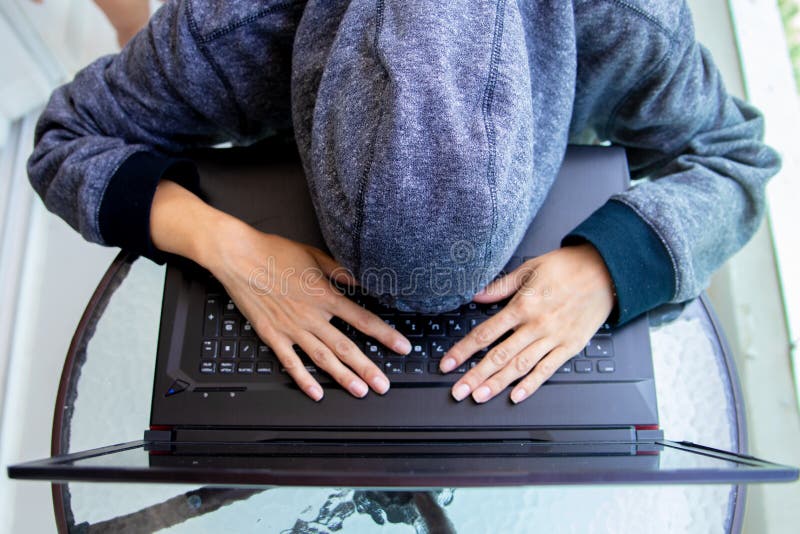 Frauen-Hackerprogrammierer arbeitet an Computer in der Internetsicherheitsmitte, die mit Bildschirmen gefüllt wird lizenzfreies stockfoto
