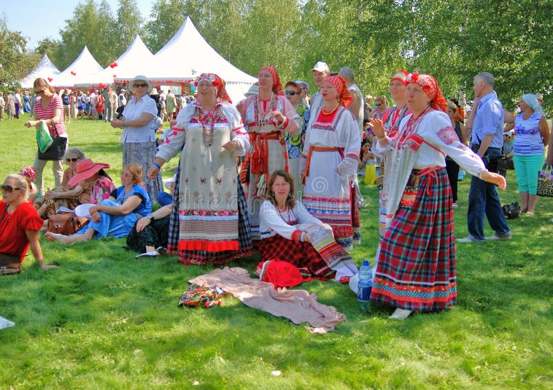 Frauen im nationalen Kostüm in Tsaristyno-Park stockfotografie Frauen im nationalen Kostüm in Tsaristyno-Park stockfotografie