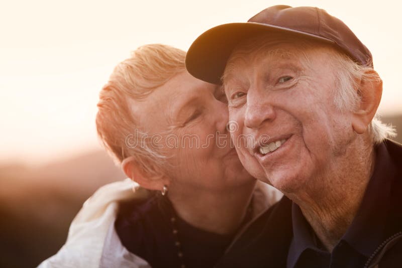 Frauen-Kuss-lächelnder Mann lizenzfreie stockfotografie Frauen-Kuss-lächelnder Mann lizenzfreie stockfotografie
