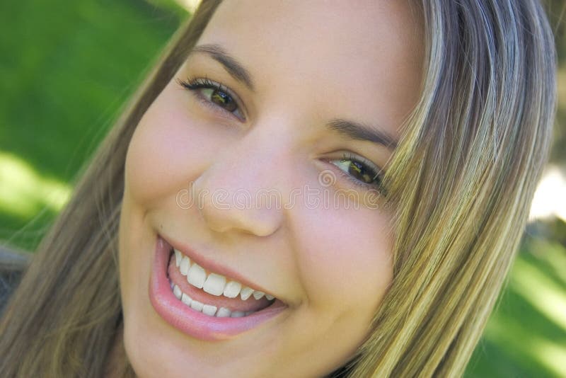 Download Frauen-Lächeln stockbild. Bild von jugendliche, jugendlicher - 26701