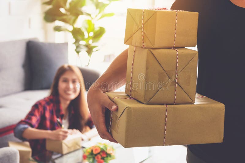 Frauen lächeln Gesicht schreiben den Namen der Empfängers auf den Kasten, der ihre an enthält Kunden auf Schreibtisch herein geli stockbilder Frauen lächeln Gesicht schreiben den Namen der Empfängers auf den Kasten, der ihre an enthält Kunden auf Schreibtisch herein geli stockbilder