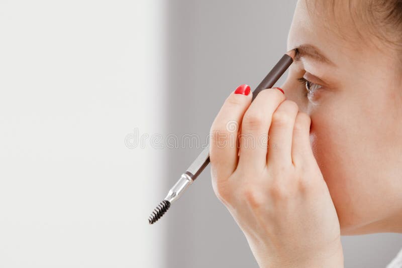 Frauen Malen Augenbrauen Vor Spiegel Schones Madchen Farbt Augenbrauen Braun Madchen Schminken Vor Einem Spiegel Stockbild Bild Von Malen Braun