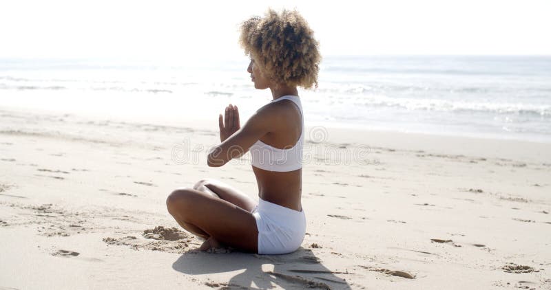 Frauen-Meditation auf Strand