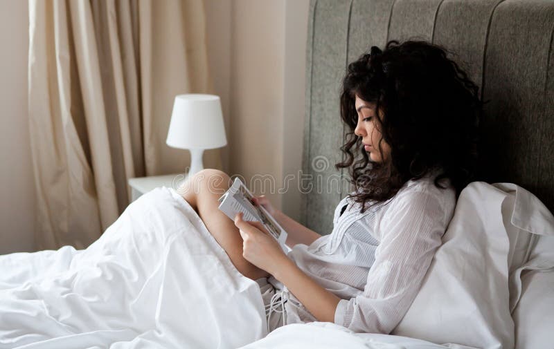 Frauen-Messwert im Bett lizenzfreie stockfotografie Frauen-Messwert im Bett lizenzfreie stockfotografie