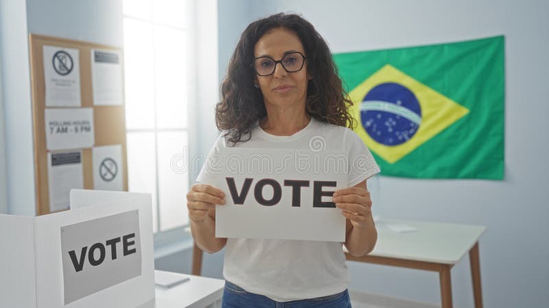 Frauen mit Wahlsieg in brasilianischem Wahlsaal mit Flagge im Hintergrund lizenzfreie stockbilder