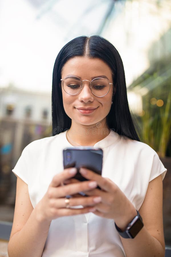 Frauen mithilfe der Apps am Zelltelefon lizenzfreie stockfotografie
