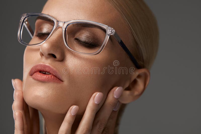 Frauen-Mode-Gläser Mädchen in stilvollem Grey Eyeglasses, Eyewear lizenzfreies stockbild Frauen-Mode-Gläser Mädchen in stilvollem Grey Eyeglasses, Eyewear lizenzfreies stockbild