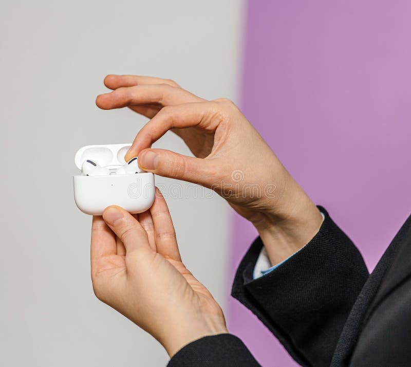 Frauen neue Apple Computers AirPods Pro Kopfhörer stockbild