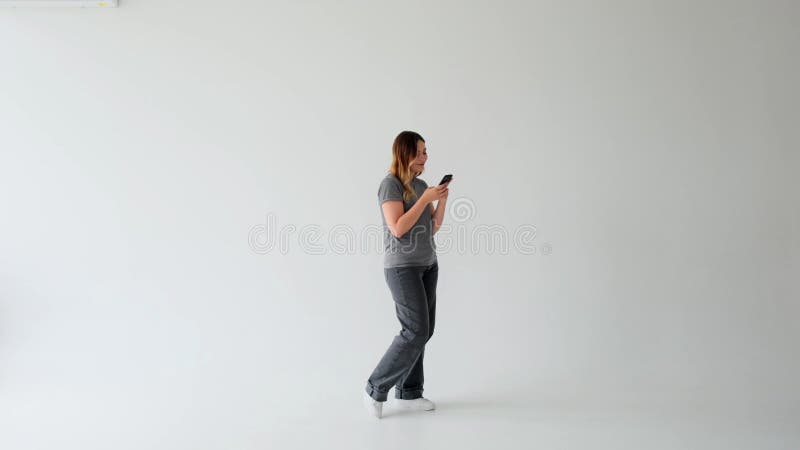 Frauen nutzen Smartphone für Messaging in sozialen Online-Medien im weißen Hintergrund stock video footage