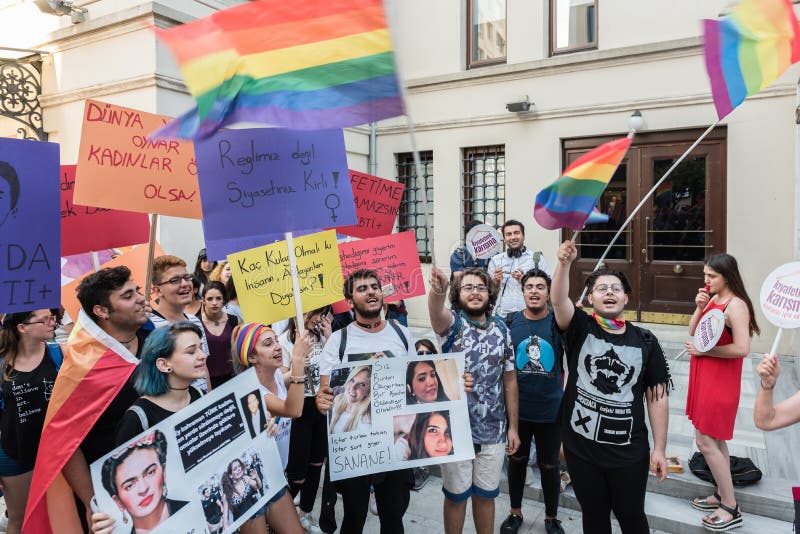 Frauen-Protestierender sammeln in kadikoy, Istanbul, die Türkei stockbilder Frauen-Protestierender sammeln in kadikoy, Istanbul, die Türkei stockbilder