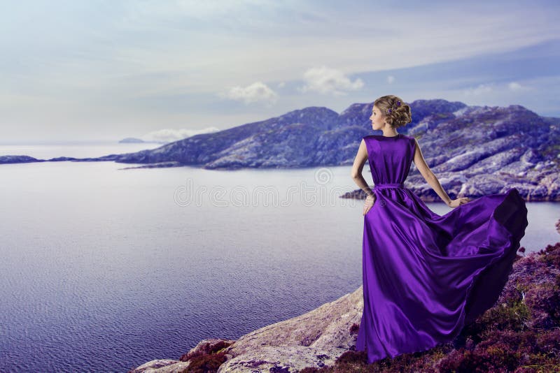 Frauen-purpurrotes Kleid, Gebirgsmeer schauend, elegantes Mädchen auf Küste lizenzfreie stockfotografie Frauen-purpurrotes Kleid, Gebirgsmeer schauend, elegantes Mädchen auf Küste lizenzfreie stockfotografie